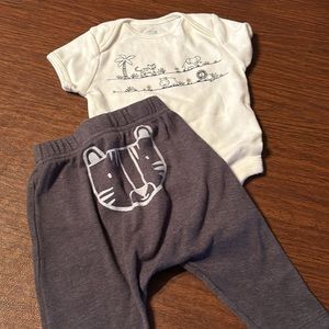 Old Navy NWT white bodysuit and matching pants 3-6 month